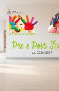 Immagine rappresentativa un aula vuota con l'immagine del comune relativa alle fasce orarie